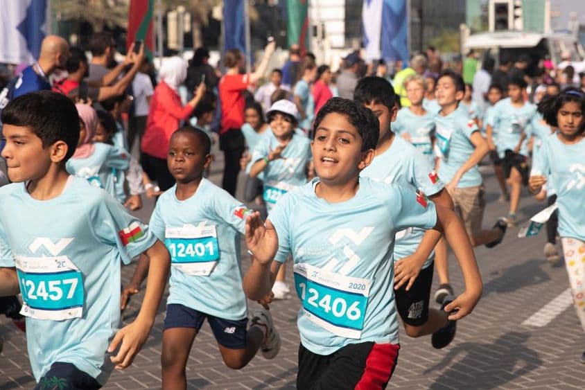 بچے 3 کلومیٹر میراتھن دوڑتے ہوئے