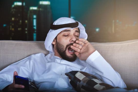 عرابی آدمی ٹیلیویژن دیکھتے ہوئے جمائی لیتے ہوئے