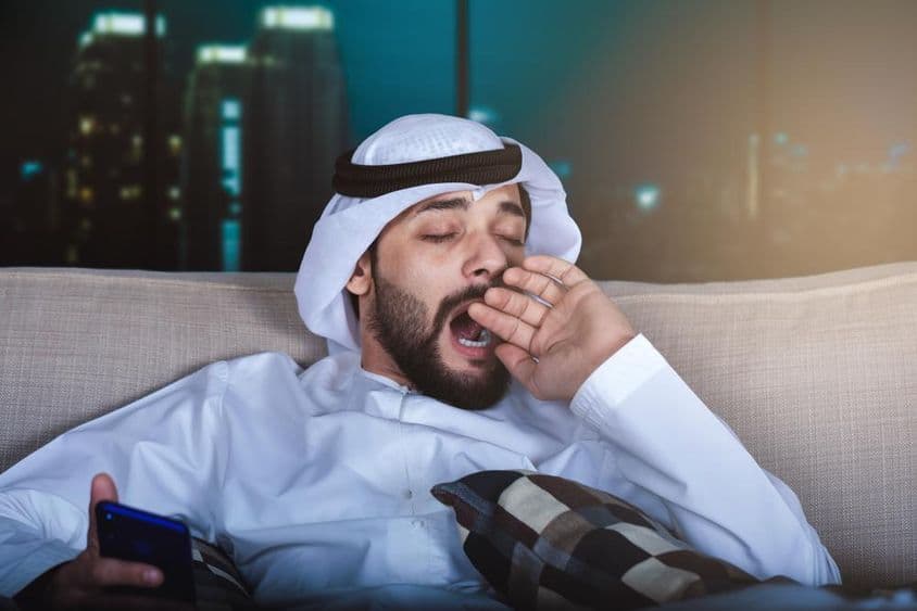 عرابی آدمی ٹیلیویژن دیکھتے ہوئے جمائی لیتے ہوئے