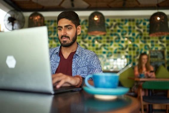 ایک بھارتی شخص نئے فیشن کے مشترکہ کام کے مقام پر کام کرتے ہوئے۔