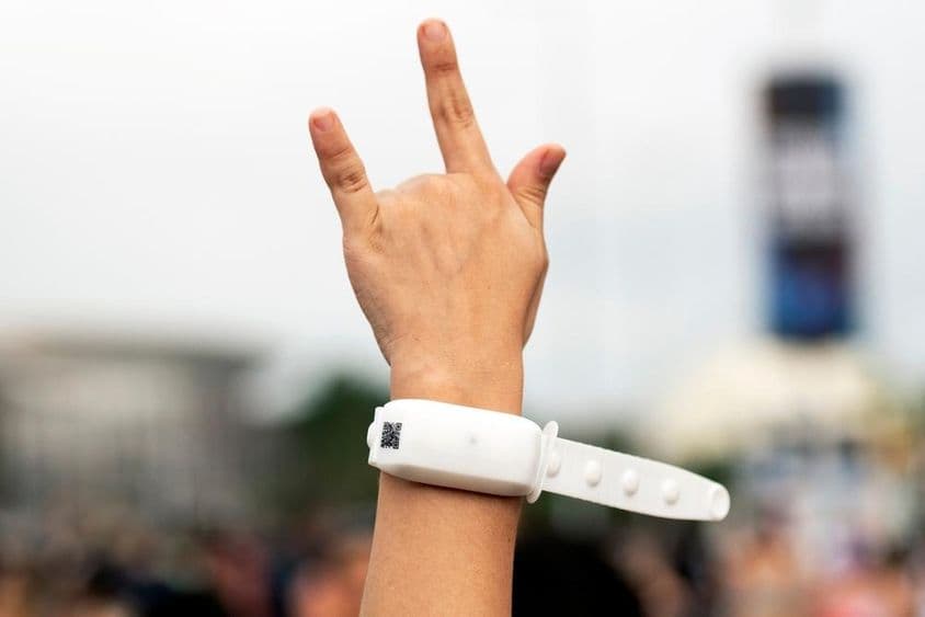 مداح کا ہاتھ ہوا میں۔