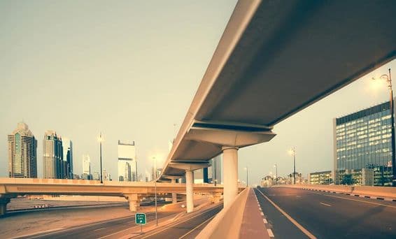 دبئی میں شیخ زید روڈ پر روڈز اور پل۔