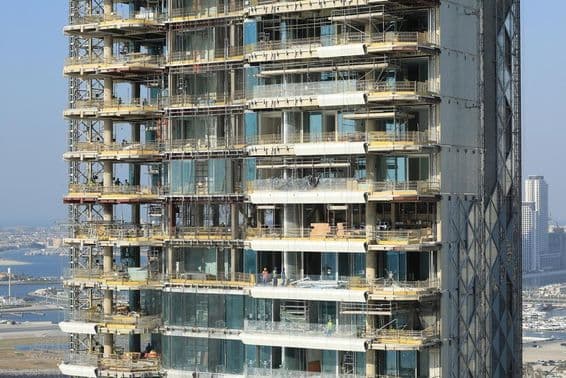 دبئی شہر میں اسکائیسکریپر تعمیراتی مقام۔