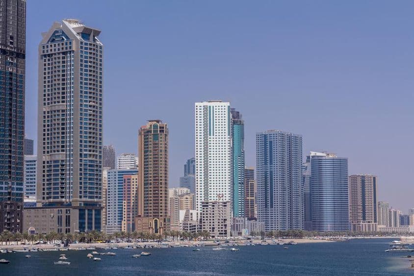 شارجہ کے آسمان چھوتے عمارات پانی کے کنارے قطار بند ہیں۔