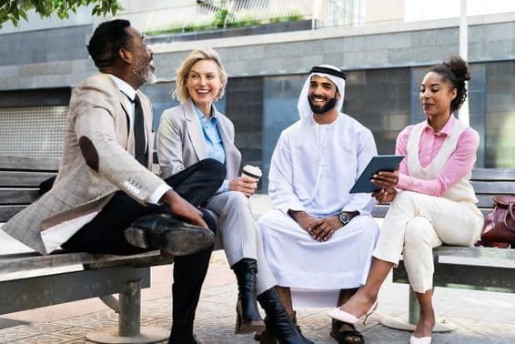 دبئی میں اماراتی کاروباری سے ملاقات کرتے کاروباری افراد کا گروپ۔