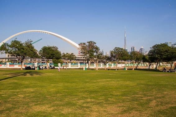 دبئی صفا پارک، پس منظر میں برج خلیفہ کے ساتھ۔