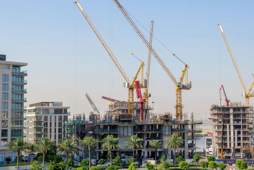 دبئی کریک ہاربر میں کرینز کے ساتھ زیر تعمیر رہائشی عمارات
