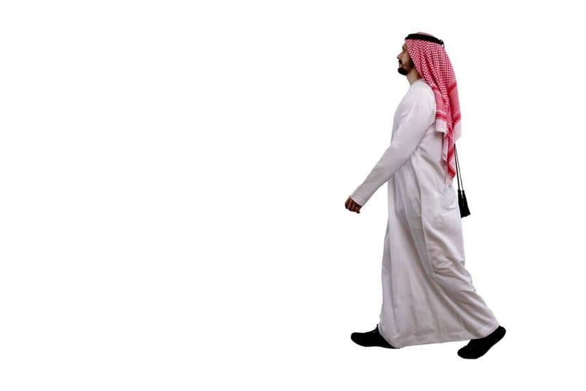 عرب آدمی روایتی لباس میں چل رہا ہے