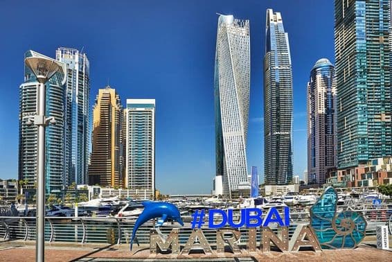 دبئی کے بندرگاہ میں فلک بوس عمارتیں اور واک وے۔