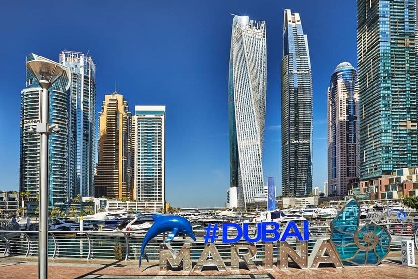 دبئی کے بندرگاہ میں فلک بوس عمارتیں اور واک وے۔