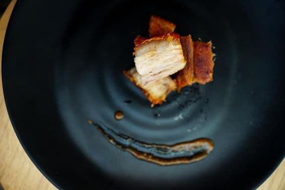 دبئی، متحدہ عرب امارات میں مزیدار کرسپ سور کی پلیٹ۔