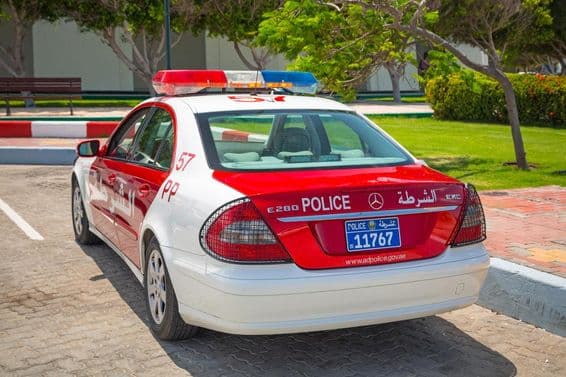 ابو ظہبی کی سڑک پر ایک پولیس کار، جو متحدہ عرب امارات کا دارالحکومت ہے۔