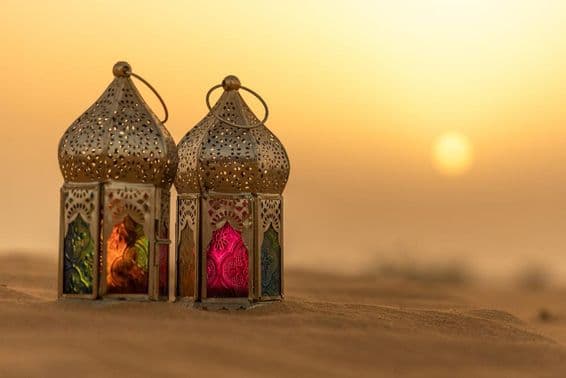 صحرا میں غروب آفتاب کے وقت عربی لالٹینیں۔