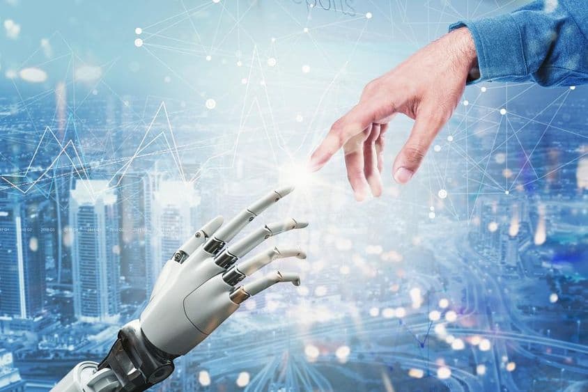 ایک مستقبل نگرانی پر 3D روبوٹک ہاتھ انسانی ہاتھ سے ملتے ہوئے