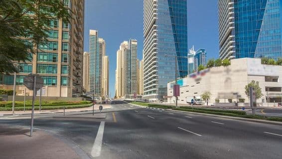 دبئی مرینہ بلندو بالا عمارتیں نیلے آسمان کے نیچے، دبئی، متحدہ عرب امارات۔