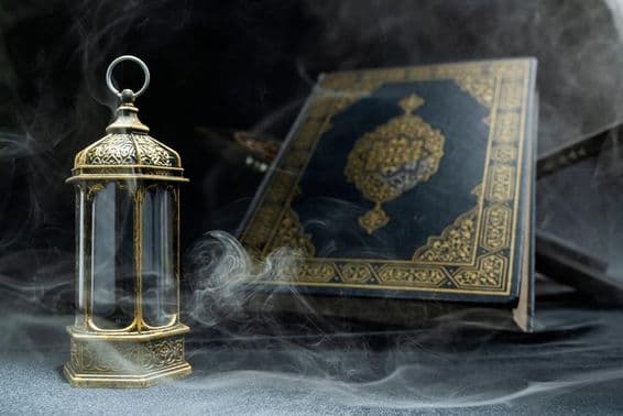 عرب لالٹین کے ساتھ قرآن