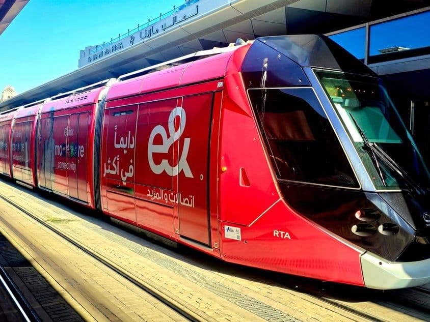 اتیصلات کے اشتہارات کے ساتھ سرخ ٹرام