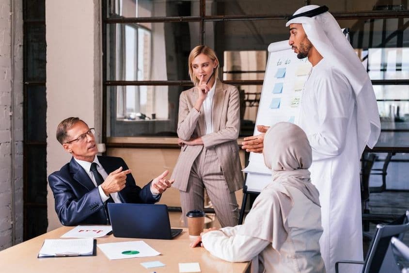 دفتر میں ٹیم میٹنگ میں کاروباری منصوبہ بندی