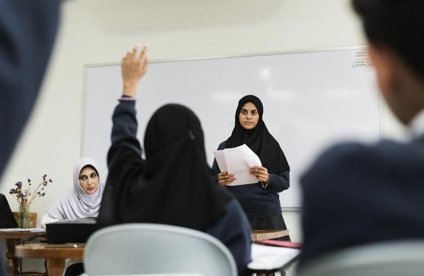 ایک جماعت میں مطالعہ کرتے ہوئے مسلم بچے