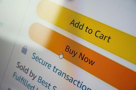 ایمیزون پر آن لائن مصنوعات کی خریداری۔