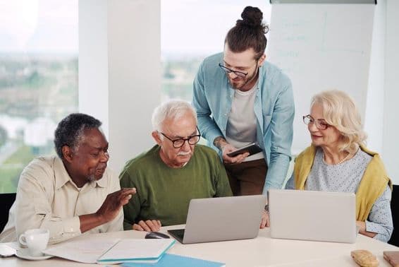 معلم جدید دنیا میں سوشل میڈیا کے استعمال کی وضاحت کرتے ہوئے۔