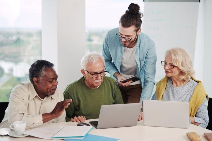 معلم جدید دنیا میں سوشل میڈیا کے استعمال کی وضاحت کرتے ہوئے۔