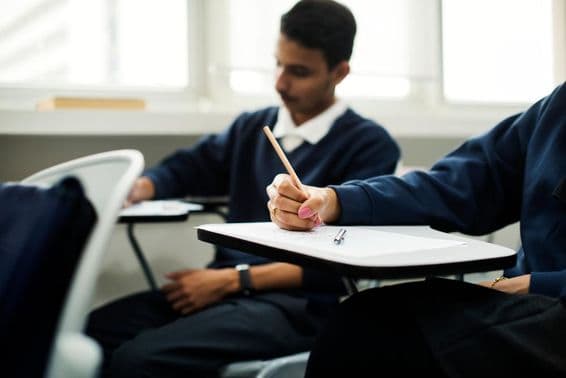 کلاس روم میں مسلم بچے سیکھ رہے ہیں۔