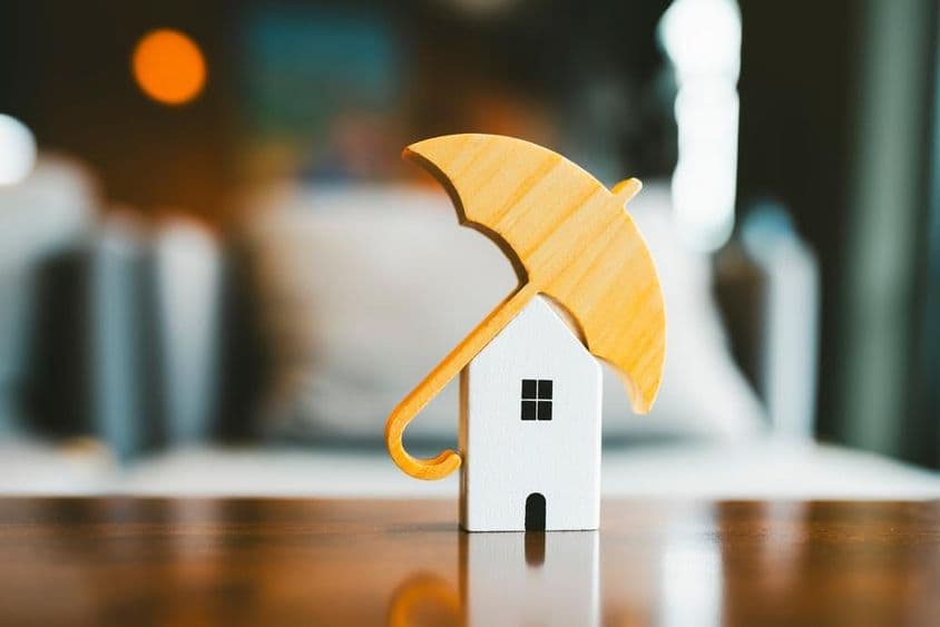 ایک لکڑی کے گھر پر ماڈل چھتری، گھر کی انشورنس۔