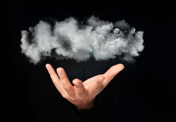 انسان کے ہاتھ میں بادل۔