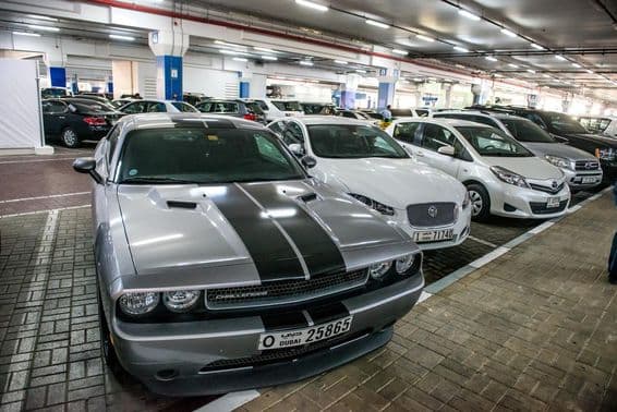 دبئی، مال آف دی امارات میں زیر زمین پارکنگ میں گاڑیاں۔