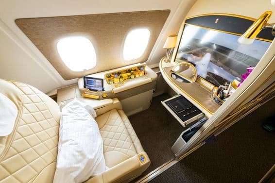 ایئر بس A380 کے اوپری سطح پر امارات ایئرلائن کے فرسٹ کلاس کھڑکی نشست۔