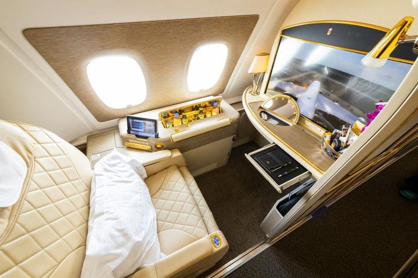 ایئر بس A380 کے اوپری سطح پر امارات ایئرلائن کے فرسٹ کلاس کھڑکی نشست۔