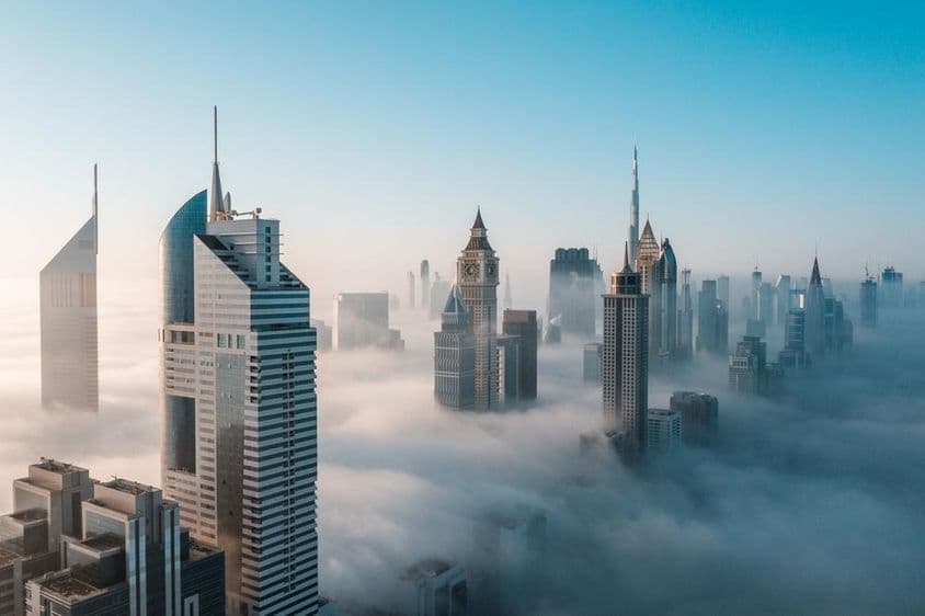 دبئی کی بلند و بالا عمارات صبح کے وقت دھند میں ڈوبی ہوئی ہیں