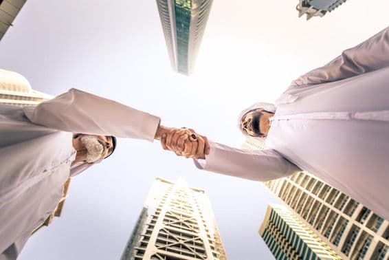 متحدہ عرب امارات، دبئی میں باہر ملاقات کرنے والے کاروباری افراد