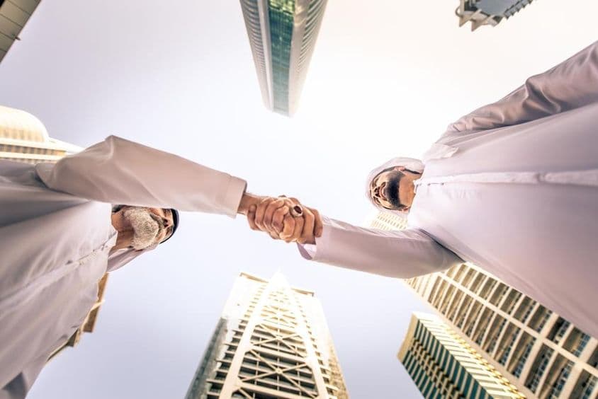 متحدہ عرب امارات، دبئی میں باہر ملاقات کرنے والے کاروباری افراد