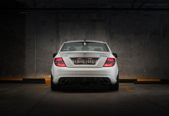 ایک مرسڈیز بینز C63 2009 پارکنگ لاٹ میں۔