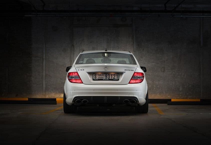 ایک مرسڈیز بینز C63 2009 پارکنگ لاٹ میں۔