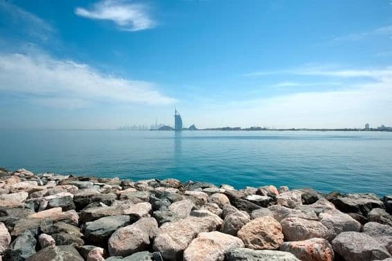 پام جمیرا سے دبئی کا منظر، برج العرب کے ساتھ