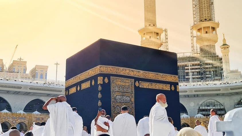 عمرہ کے حاجی خانہ کعبہ کے ارد گرد طواف کرتے ہوئے۔