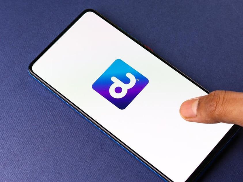 فون کی سکرین پر ڈی یو نیٹ ورک کا لوگو۔