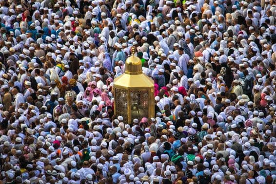 مسلم حجاج حضرت ابراہیم کی مقدس جگہ سے گزرتے ہوئے