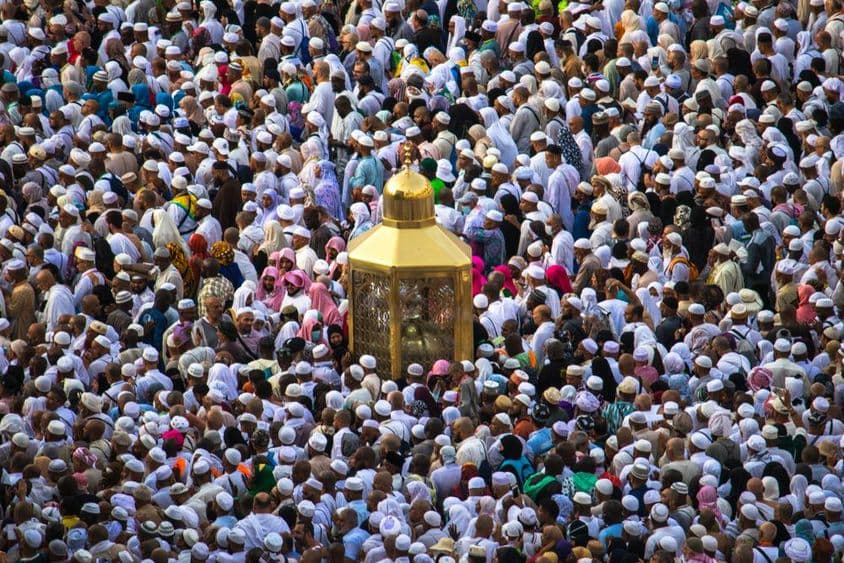 مسلم حجاج حضرت ابراہیم کی مقدس جگہ سے گزرتے ہوئے