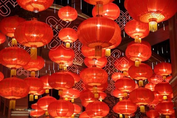 چینی نئے سال کی تقریب میں خوشی مناتے لالٹین