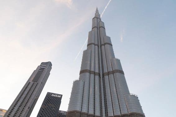 برج خلیفہ کی بلند و بالا عمارت کا قریبی منظر