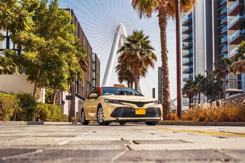 ٹیکسی، دبئی کی سڑک پر۔