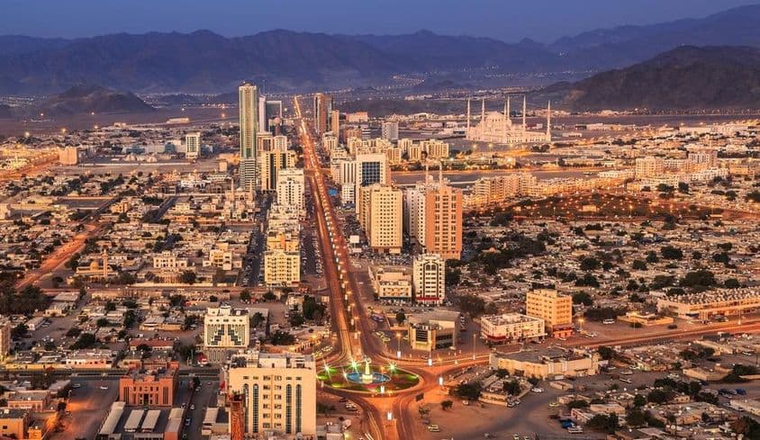 فجیرہ شہر کی شام کی روشنی۔