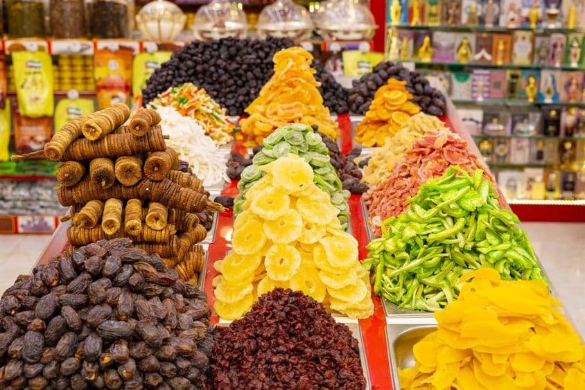 دبئی کے یادگاری دکان میں خشک استوائی میوے پیش کیے جا رہے ہیں۔