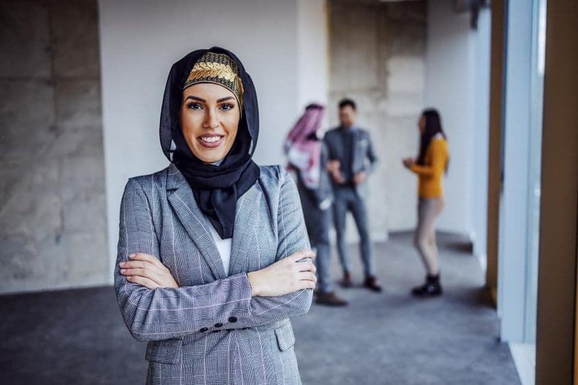 تعمیر کے تحت ایک بلند عمارت میں کامیاب عرب خاتون سرمایہ کار