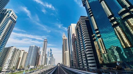 دبئی کا منظر، عمارات، فلک بوس عمارتیں، سڑکیں۔