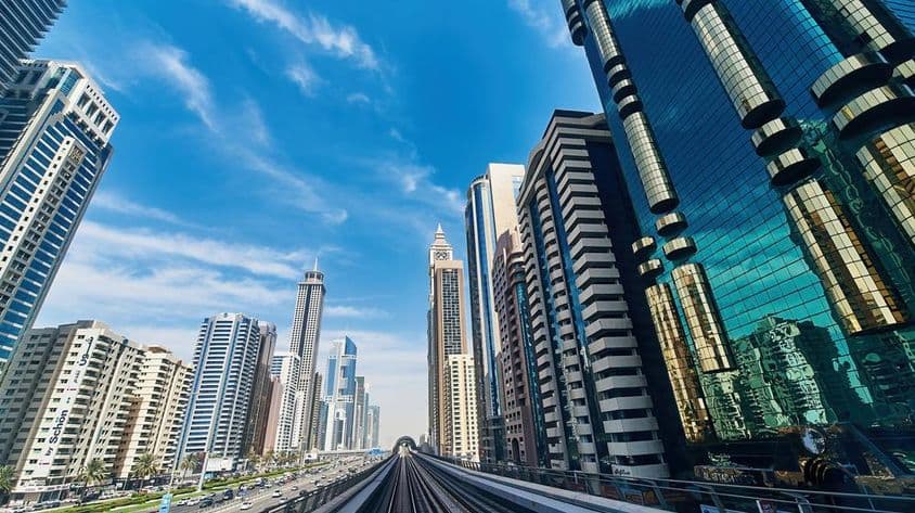 دبئی کا منظر، عمارات، فلک بوس عمارتیں، سڑکیں۔